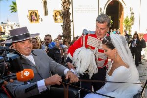 Cayetano la lía a la salida de la iglesia