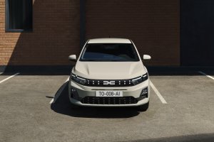 Una nueva y exclusiva firma luminosa Dacia en la parte delantera y trasera, nuevas llantas y nuevos embellecedores.