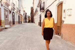 La alcaldesa de Cantoria, Puri Sánchez, en una de las calles adoquinadas del Corredor Peatonal.