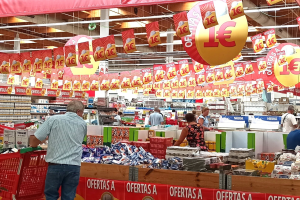 El supermercado Alcampo ha subido solo un 0,5 % sus precios en un año marcado por la inflación.