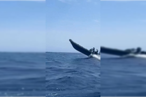 Imagen de una narcolancha volando frente a la Cala San Pedro.