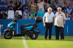 Alfonso García, junto a uno de los ganadores de las tres motocicletas de 125 cc. que se han sorteado ya entre abonados del Águilas.
