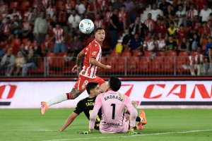 Thalys tratando de meter gol.