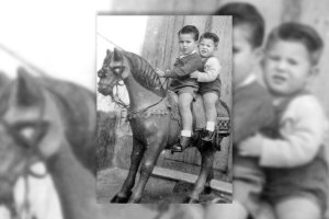 Los hermanos Romero Miura en su infancia en Berja, disfrutando de un hermoso caballo de cartón.