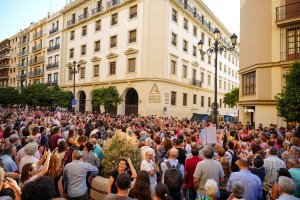 Concentración a las puertas de la sede del SAS en Sevilla.