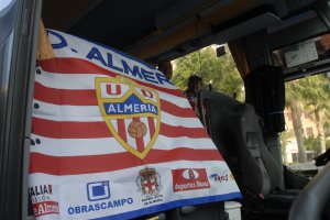 Almería se echaba a la carretera para celebrar su vuelta a Primera División.