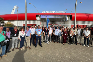 Trabajadores y clientes de Urci Hormigones antes de entrar al palco de BMW Automotor Costa.