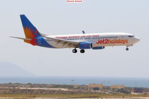Boeing 737 de Jet2 aterrizando en el Aeropuerto de Almería con el Cabo de Gata de fondo.