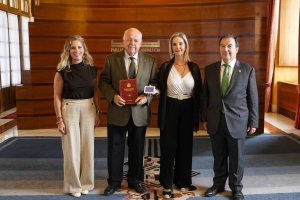 Entrega de la memoria en el Parlamento andaluz.