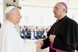 León XIV saluda al obispo de Almería, Antonio Gómez Cantero.