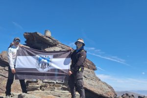 Damián López, preparador físico de la P.D. Garrucha, llevó la bandera del equipo a lo más alto del Mulhacén.