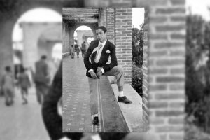 El joven hostelero almeriense Francisco Figueredo con su ropa de domingo debajo de las pérgolas del parque. Años 50.