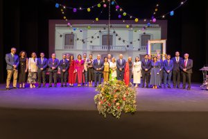 Fotografía de familia durante el acto de lectura del pregón de la feria.