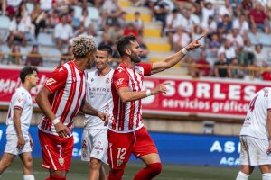 El '12' de Rubi celebra su gol en el Reino de León.