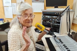 Antoñita saludando en los estudios de la Cadena SER Almería, donde se lo pasó en grande.