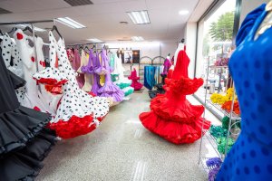 Vista del interior de Islu Creaciones, con parte de la colección expuesta en el local de la calle Mayor de Garrucha.