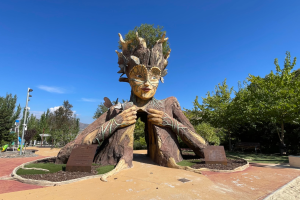 La espectacular escultura de la Pachamama que preside el Parque de las Familias de Macael.