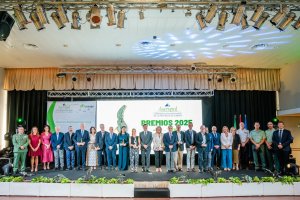 Foto de familia de los representantes empresariales, políticos y militares, junto a los premiados y a los patrocinadores de la gala en el Hotel Playadulce.