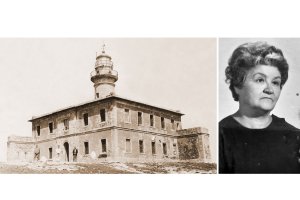 Faro y casa del atolón de Alborán fechada en 1928 con tres torreros al fondo; a la derecha Mercedes Martínez, gentileza de Marío Sanz.