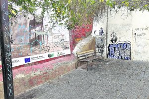 Plazuela bajo La Alcazaba, sucia y convertida en refugio de botellones.