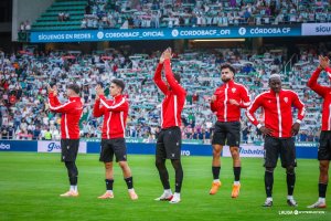 El futbolista senegalés, primero por la derecha.