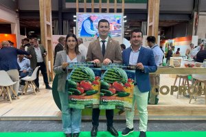 El alcalde de Níjar, José Francisco Garrido, junto con el concejal de Agricultura, Jesús Guerrero, y a Cristina Fornieles como representante de la Asociación Expositora de Campohermoso, ha presentado el nuevo cartel de la próxima edición de la feria agrícola Expolevante-Níjar.