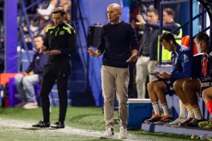 Javi Cabello no ha podido completar su obra en el CD Eldense.