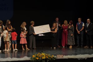 Entrega del cheque simbólico a la Asociación Argar.