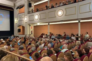 El Teatro Apolo, abarrotado para ver Luz de Soledad, la película de Lolita y Elena Furiase sobre Santa Soledad Torres Acosta.