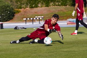 Bruno Iribarne tiene delante a dos grandes porteros y necesita competir.