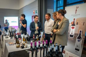El diputado de Promoción Agroalimentaria, Carlos Sánchez, conversa con representantes de bodegas de ‘Sabores Almería’ durante la feria Sur Wines & Gourmet celebrada en Málaga.
