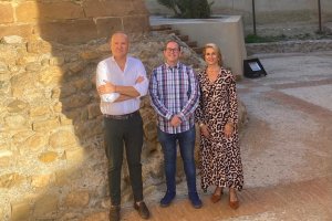 El pregonero de la feria este 2025 junto a las autoridades municipales.