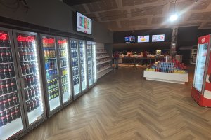 Aspecto del interior del cine tras las obras de mejora, que han traído una nueva tienda autoservicio.