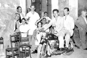 Casa Puga fue un lugar de encuentro donde además del negocio primaba la amistad con los clientes. Era tanta la confianza que algunos se salían a la calle a tomarse los vinos.