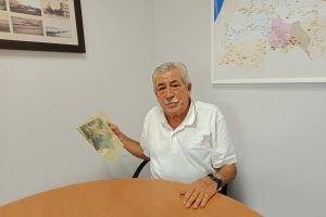 Juan Capel en LA VOZ DE ALMERÍA mostrando las imágenes de su vida.