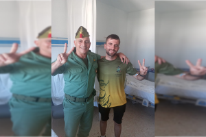 Ya recuperado, David Parra, junto a uno de los legionarios que le han acompañado durante su ingreso hospitalario.
