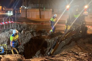 Operarios municipales trabajan para restablecer el suministro en Cabo de Gata.
