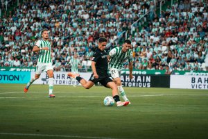 Arribas está reñido con el gol y se estrella contra los postes.