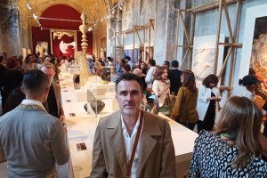 El artesano almeriense Joaquín Gilabert y su obra expuesta al fondo.