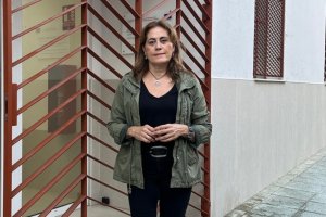 La concejal socialista Carmen Aguilar en la biblioteca de Pescadería