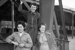 Los ‘tinglaos’ del puerto cuando el lugar era el sitio de recreo de los almerienses que salían los domingos a pasear.