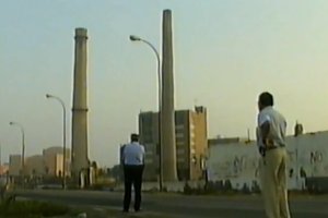 La Policía Local y algunos curiosos que se acercaron a presenciar la demolición de las chimeneas de la Térmica.