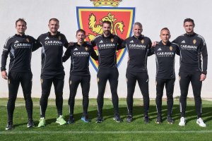 El nuevo cuerpo técnico del Zaragoza con Maikel, segundo de derecha a izquierda.