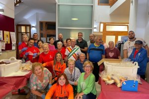 Preparación de los bocadillos de longaniza en las Fiestas de Viator del año pasado