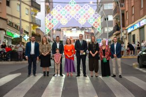 El equipo de gobierno de Viator en la inauguración con el encendido de luces de unas fiestas que tendrán su punto álgido en el concierto gratuito de David Otero.