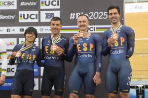 Pablo Jaramillo, segundo de derecha a izquierda, muestra súper orgulloso y muy feliz la medalla de bronce conquistada en una prueba muy exigente. España tiene un equipazo y lo demostró en Brasil.