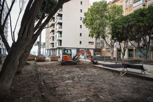 Obras del nuevo parque infantil de la Plaza Elena Pezzi en El Zapillo