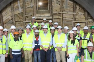 Trabajadores en el túnel de Viator, muchos de ellos extranjeros, junto al ministro Óscar Puente