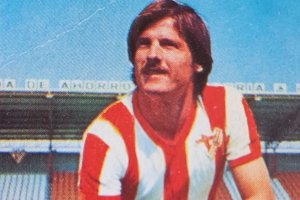 Maxi posando para los cromos de LaLiga en Primera División.