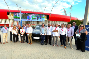 Foto de familia frente al estadio antes del partido.